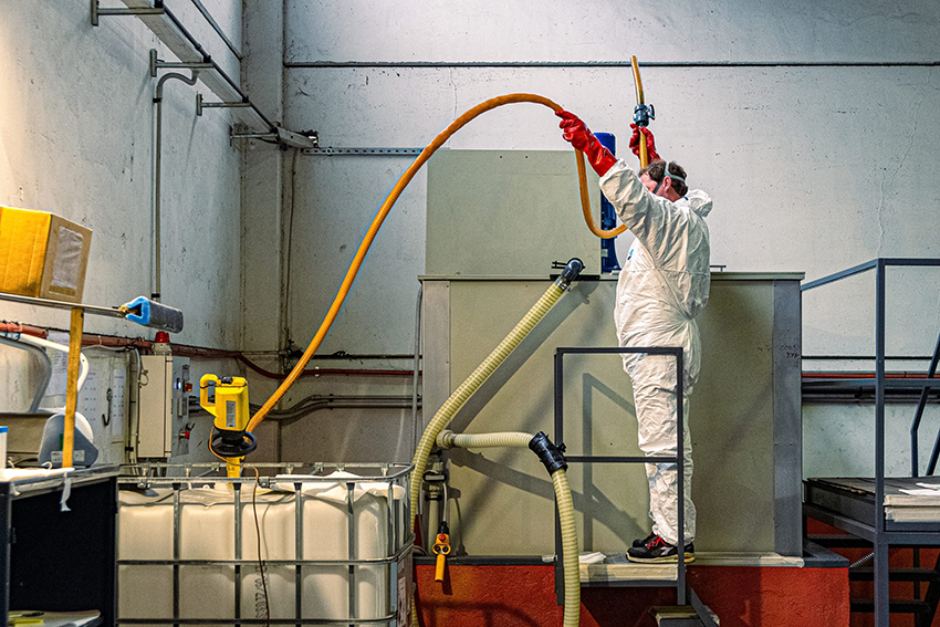 Prodotti chimici per la galvanica, semilavorati in rame. Miscelatura, bagni galvanici, bronzature e coloriture, elettrolucidatura, stripper, vernici