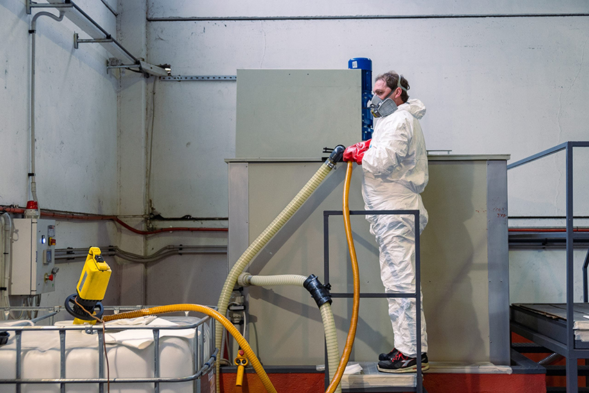 Prodotti chimici per la galvanica, semilavorati in rame. Miscelatura, bagni galvanici, bronzature e coloriture, elettrolucidatura, stripper, vernici